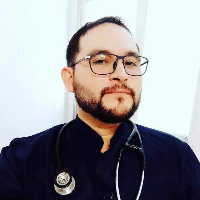 Dr. Gandhy Salgado – Médico Internista y tricólogo en Zihuatanejo