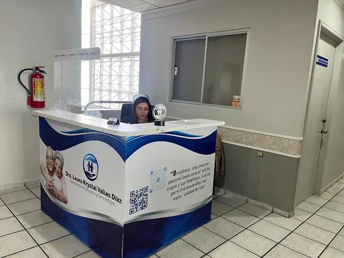Dra Laura Krystal Valles Díaz Geriatra Gerontóloga Tanatologa